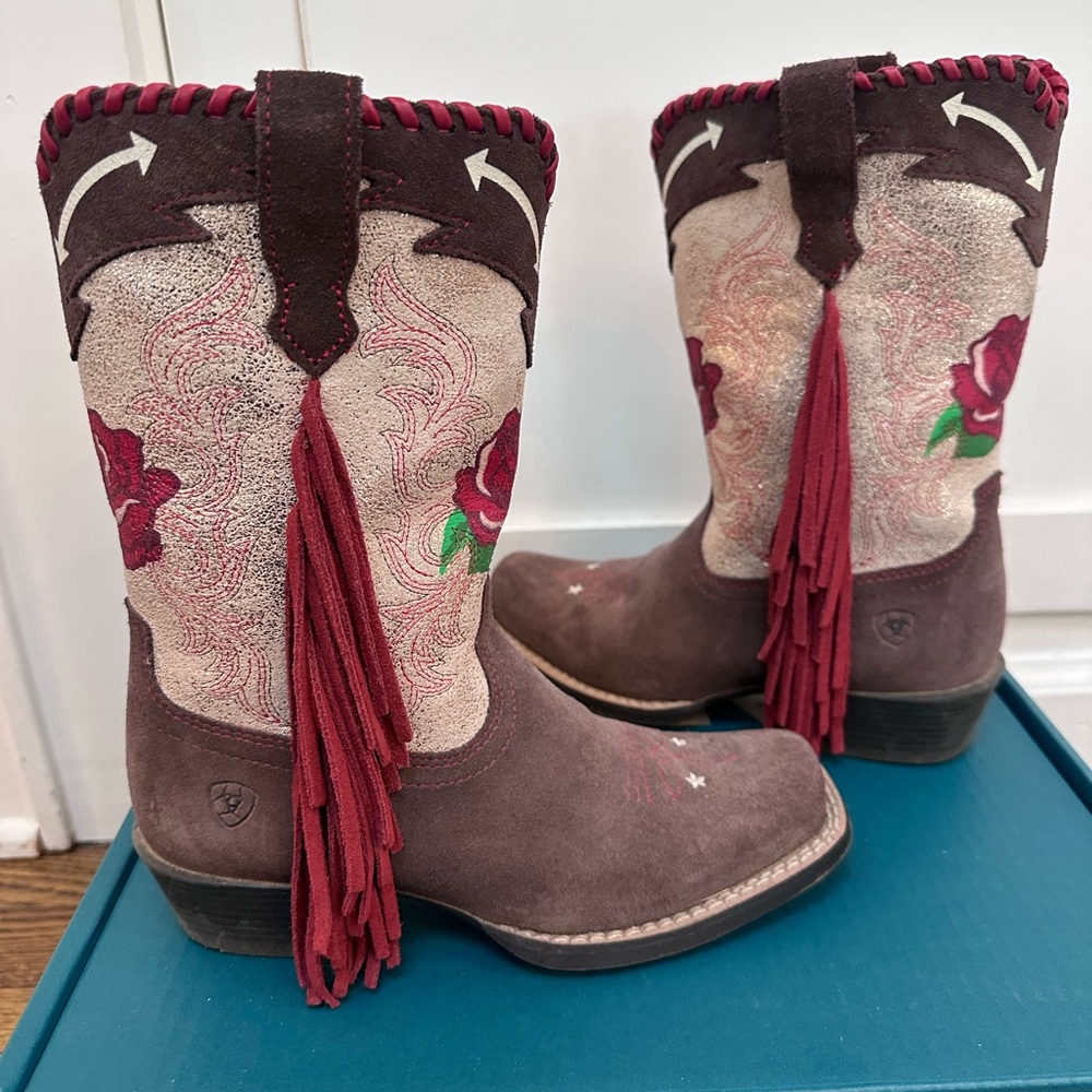 EUC ARIAT X RODEO QUINCY FUTURITY FRINGE COWBOY BOOTS CHOCOLATE SUEDE AND RUBY - Picture 3 of 8